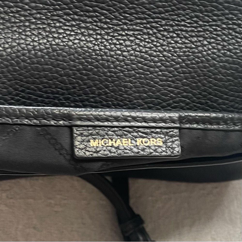 Michael Kors Black Leather‎ Crossbody with Gold MK Charm~ Classic Must Have - Picture 2 of 15